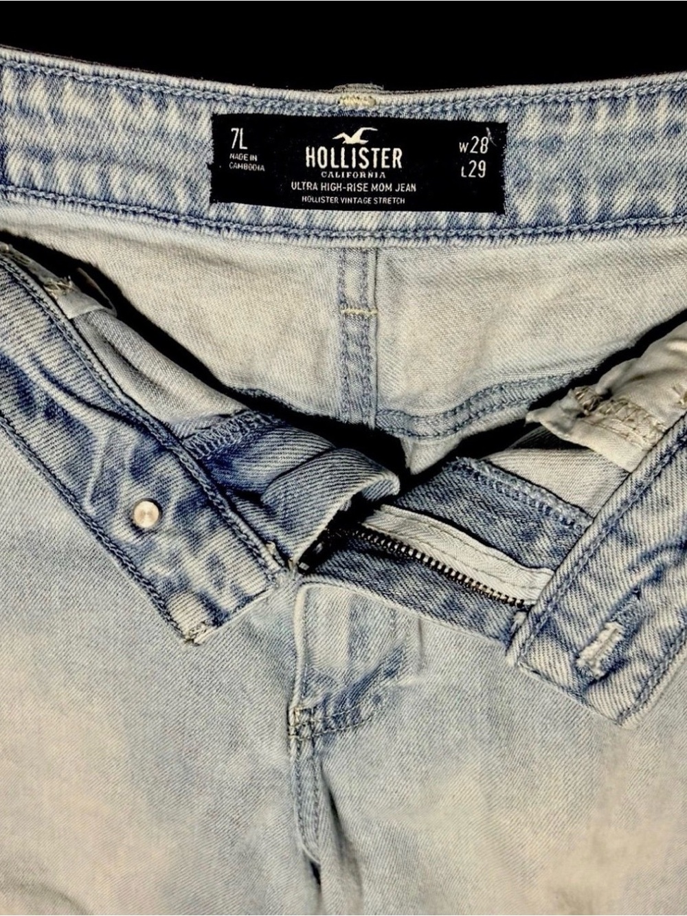 Hollister Light Wash Ultra High-Rise Mom Jeans